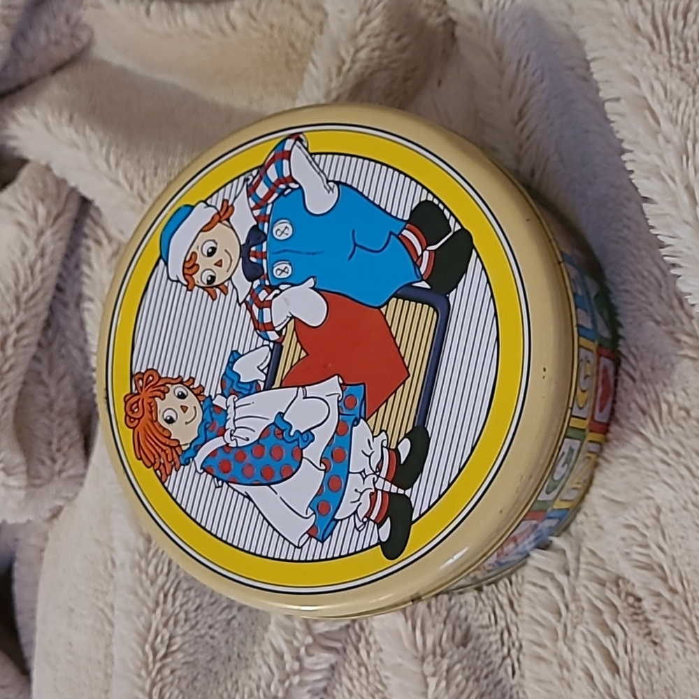 1988 Raggedy Andy & Ann tin box